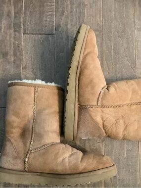 UGG Australia Classic Short Shearling Boots in Chestnut, 7